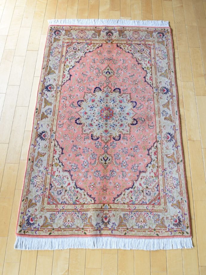 ピンク色の可愛いペルシャ絨毯、フラワーデザインのタブリーズ50Rの