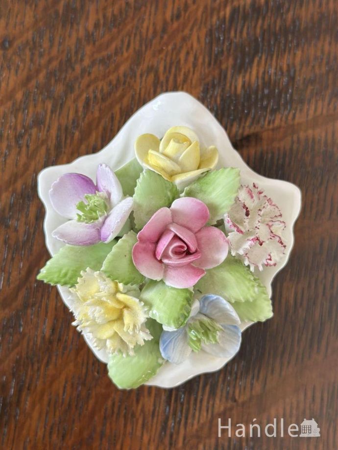 貝殻の中に入ったアンティークの陶磁器のお花、ロイヤルドルトン社の