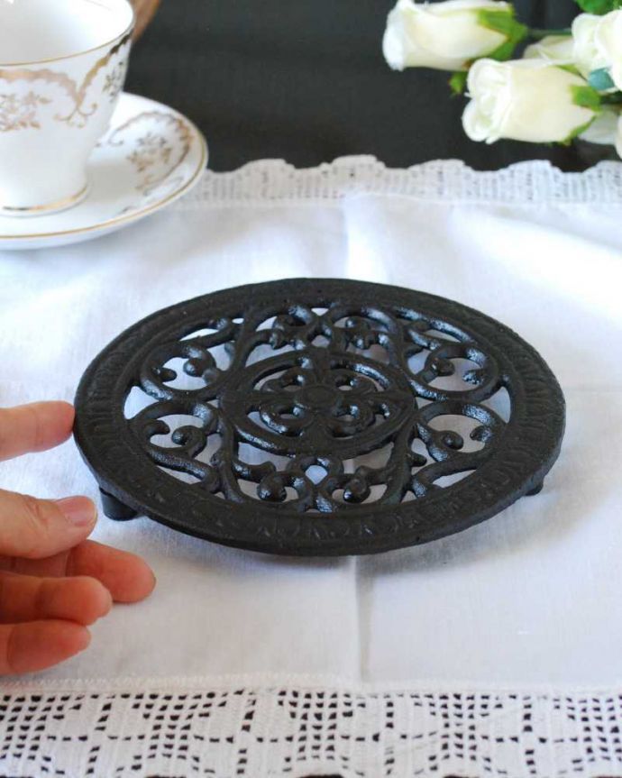 食卓に置いておしゃれに使えるアイアンのトリベット(鍋敷き)(n3-098