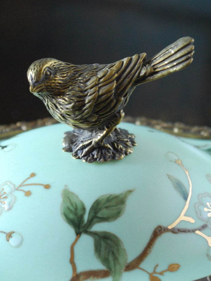 アンティーク調のおしゃれな雑貨、シノワズリーの雰囲気が漂う真鍮