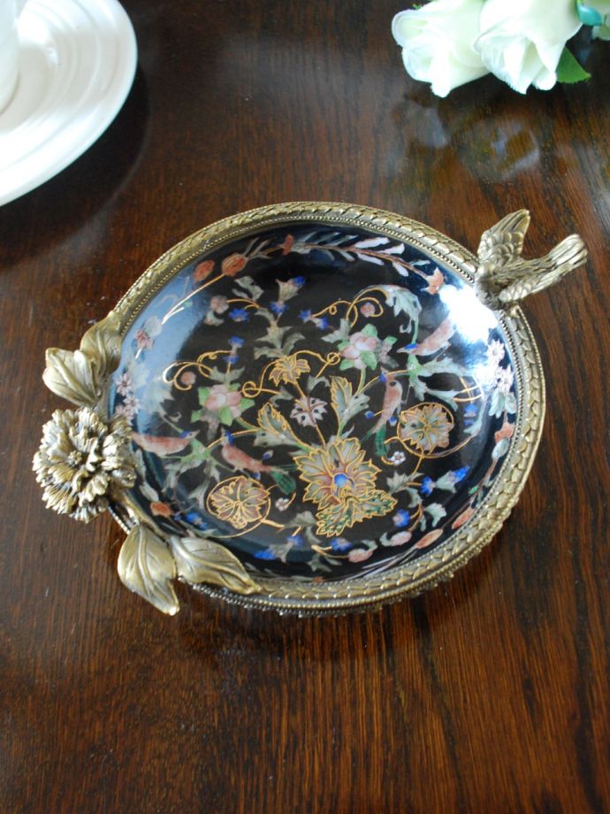 アンティーク調のおしゃれな雑貨、シノワズリデザインの高級感漂う磁器