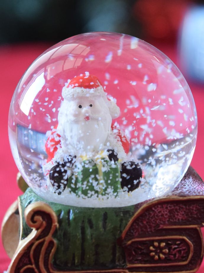 クリスマス気分を盛り上げてくれる小さなスノードーム（サンタ）(cm