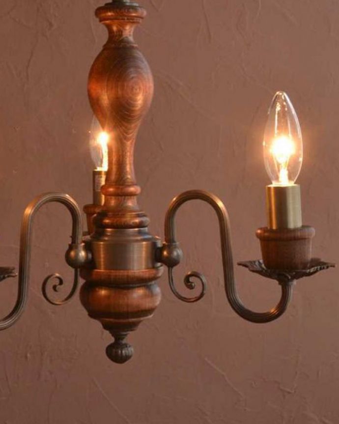 木製✕真鍮のコラボが人気のアンティーク風の木製シャンデリア