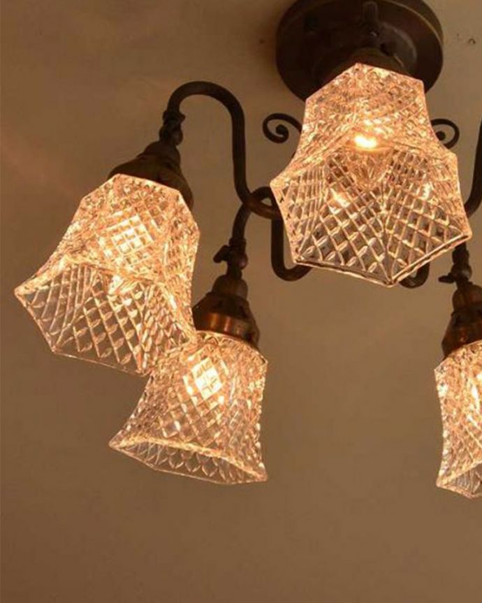 アンティーク風のシーリングタイプの真鍮製シャンデリア（アンティーク