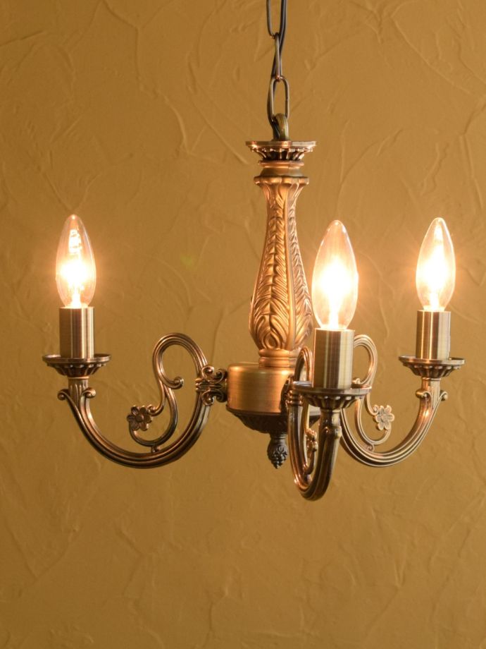 アンティーク調の照明器具、落ち着いた輝きを放つシャンデリア（3灯