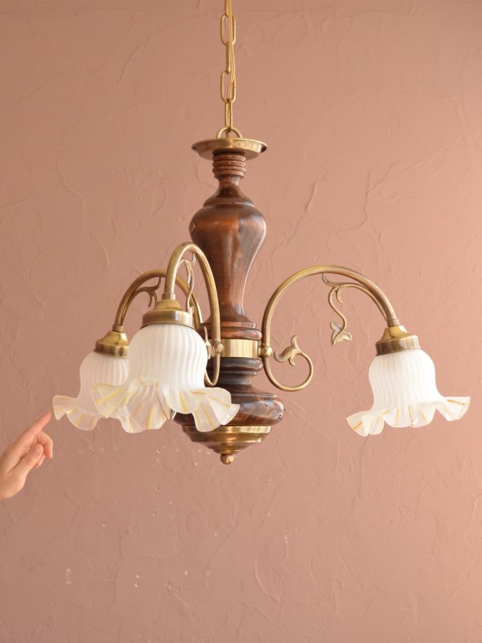 おしゃれな木製シャンデリア、イタリア製のアンティーク風照明器具(3灯