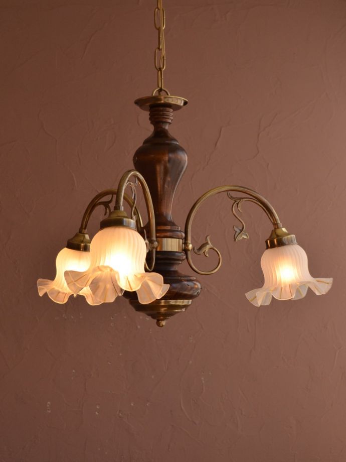 おしゃれな木製シャンデリア、イタリア製のアンティーク風照明器具(3灯