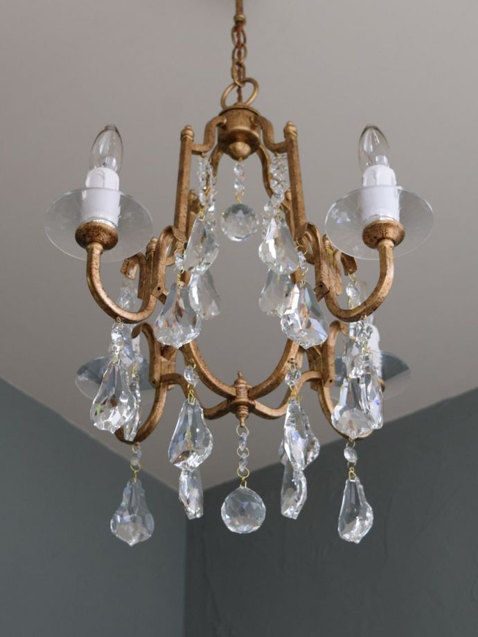 アンティーク調のおしゃれな照明器具、ガラスアクセサリーがキラキラ