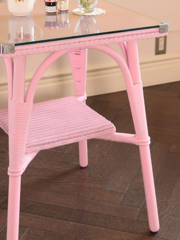 アンティークのおしゃれなテーブル、スクエア型のロイドルームテーブル