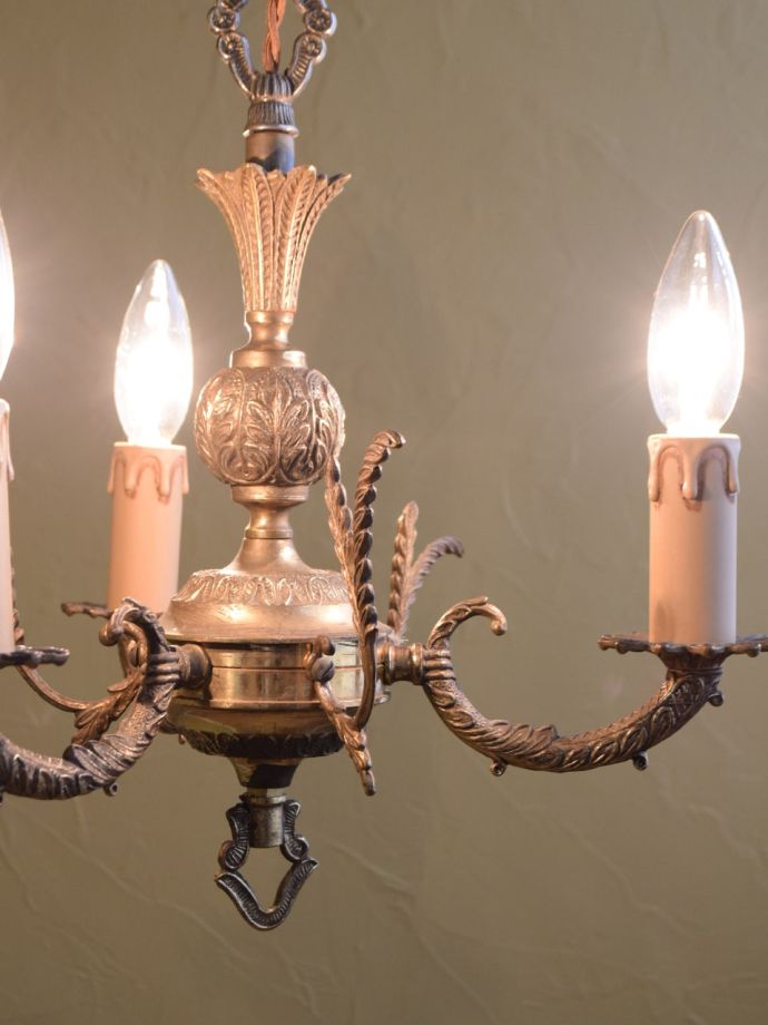 フランスで見つけたアンティークのシャンデリア、3灯タイプの真鍮製