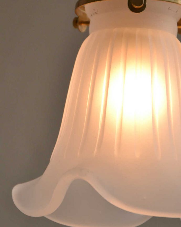 布のような優しいシルエットのペンダントライト（コード・シャンデリア