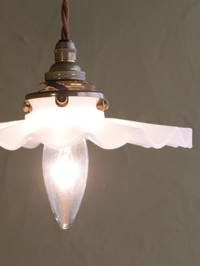 フレンチアンティークスタイルのおしゃれなミルクガラスのペンダント