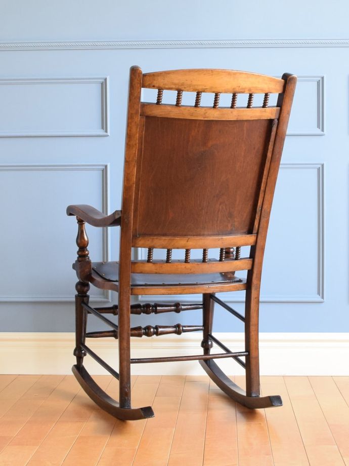 イギリスから届いたおしゃれな揺り椅子、英国アンティークのロッキング