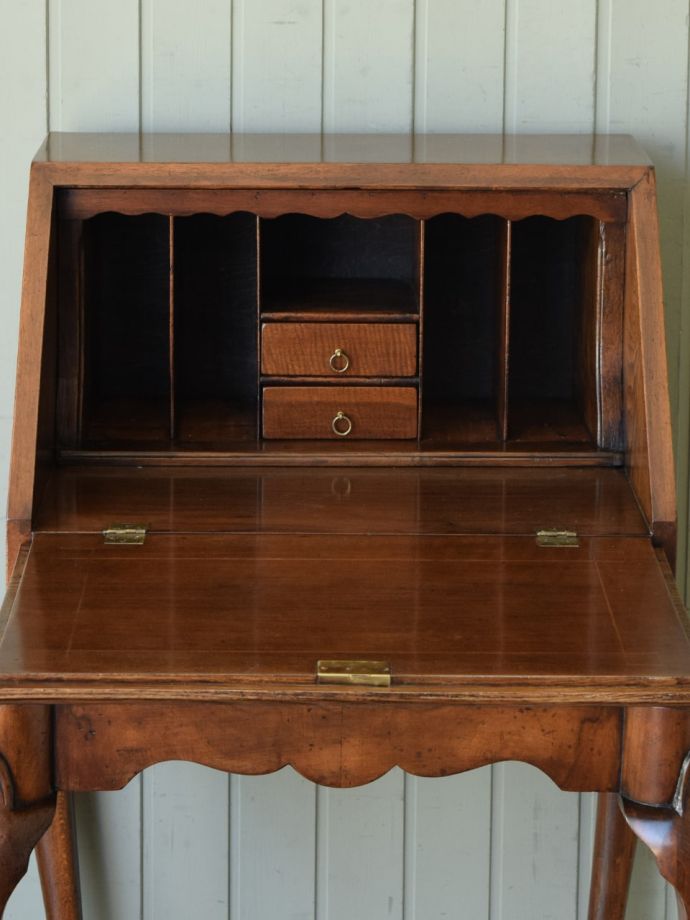 ウォールナット材の杢目が美しいアンティークのデスク、女性らしい