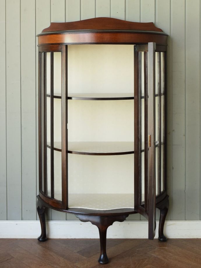 英国アンティークのおしゃれなキャビネット、ハーフムーン型のガラス