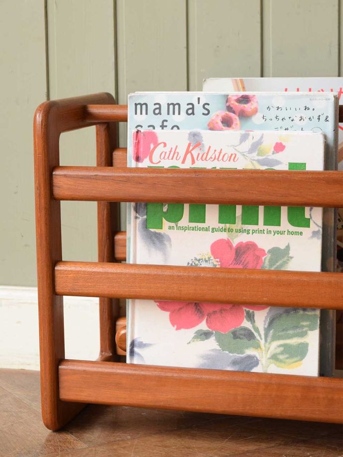 チーク材のおしゃれな雑誌収納、北欧スタイルのビンテージマガジン