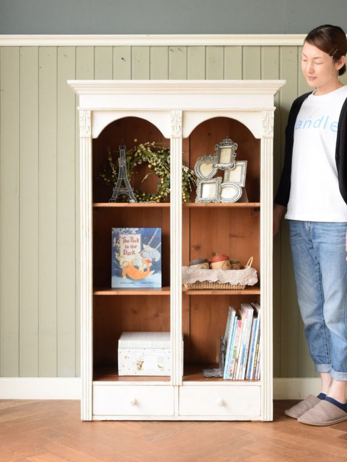 フランスの白いアンティーク家具、シャビーシックな雰囲気のオープン