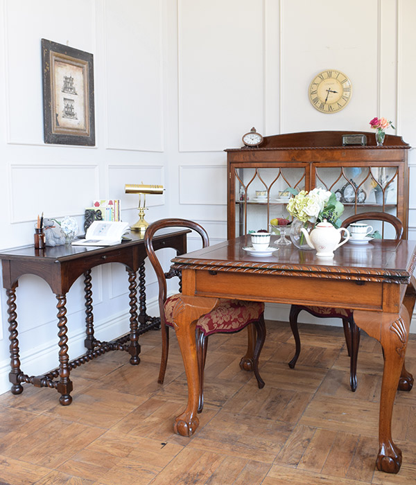 アンティーク家具の足先「ボール＆クロウ」とは？選び方や使い方【公式