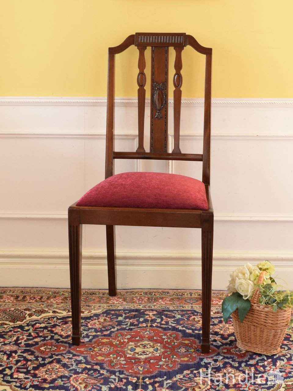 フランス輸入のルイ15世スタイル、美しいウォルナット材のアームチェア