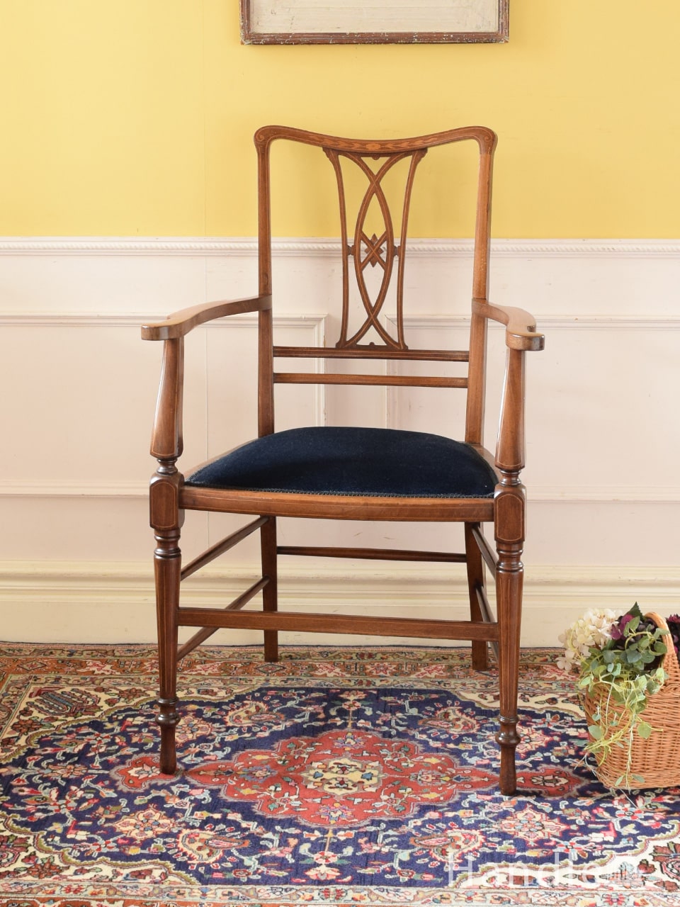 フランス輸入のルイ15世スタイル、美しいウォルナット材のアームチェア