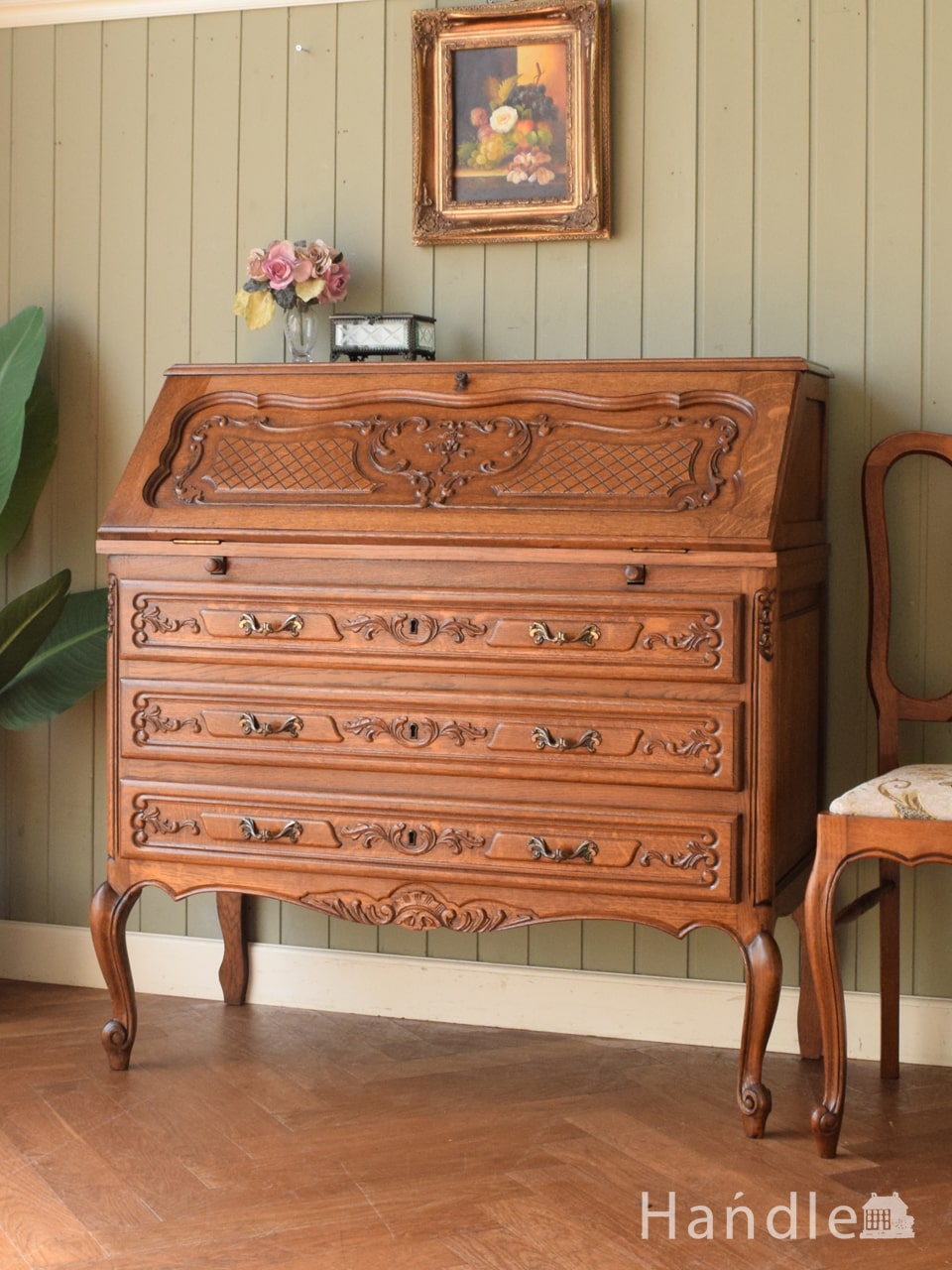 フランスアンティークのおしゃれなデスク、彫が美しいオーク材の