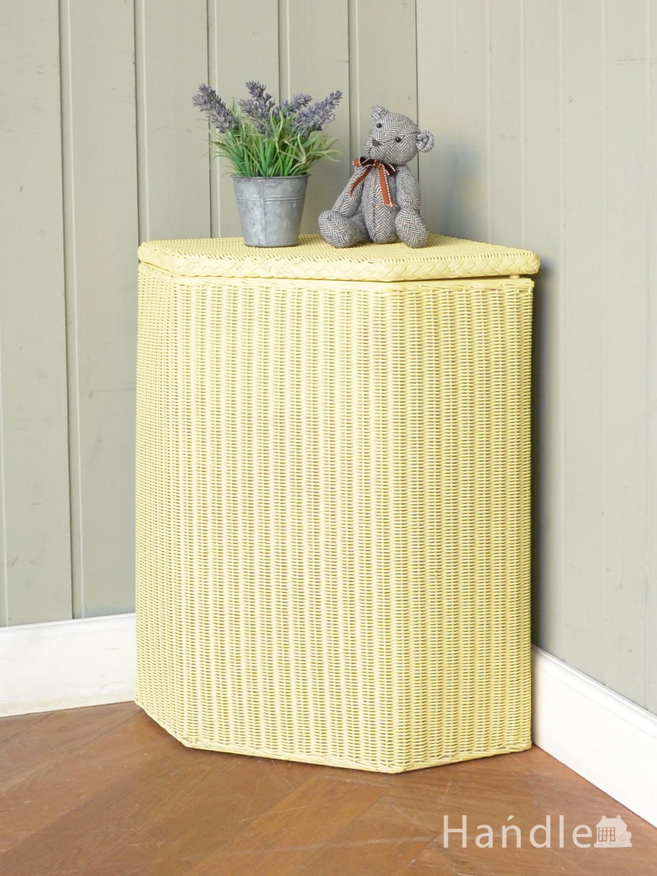 アンティークのロイドルームのコーナーボックス、おしゃれなランドリー