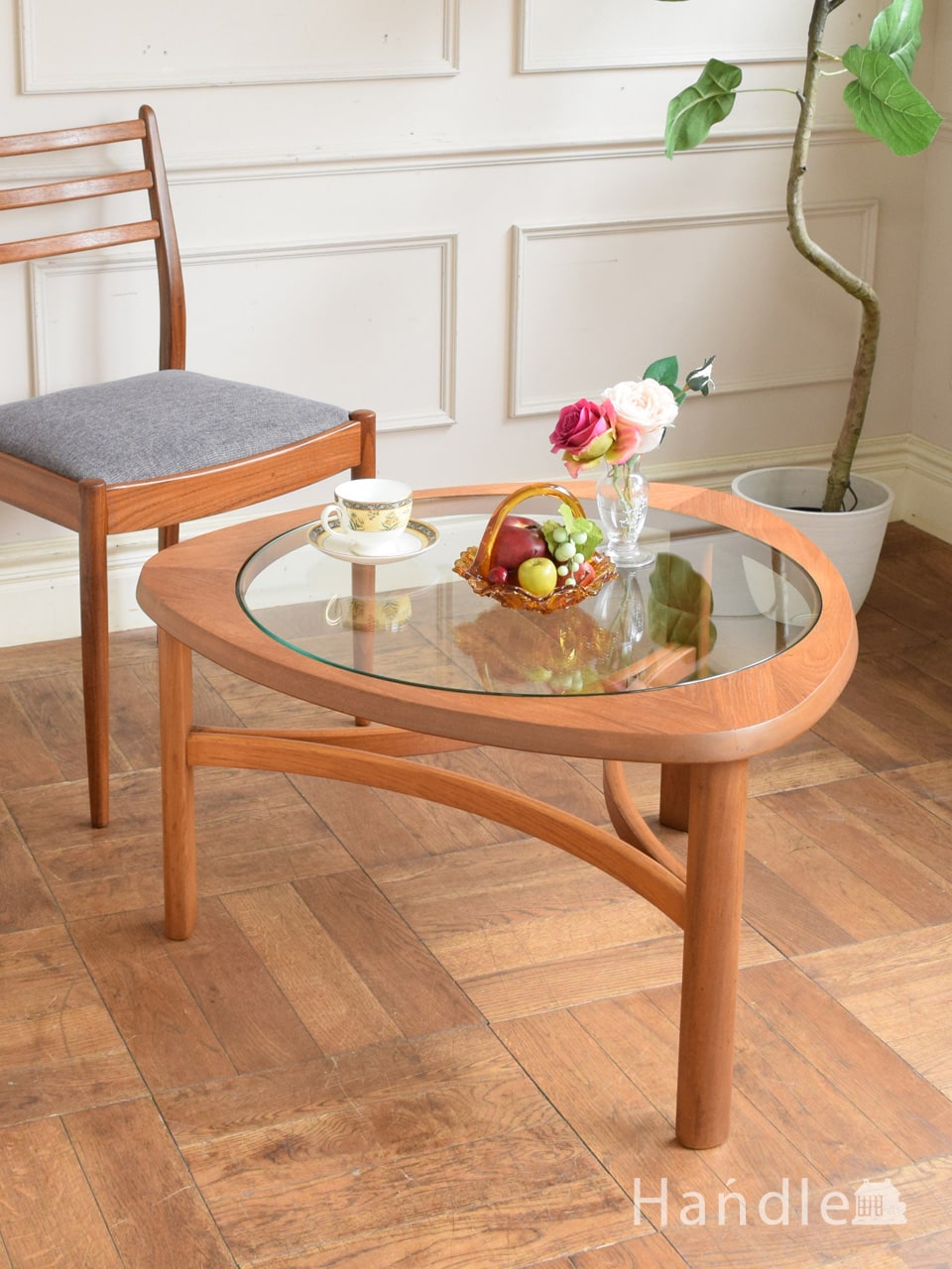 イギリスから届いたネイサン社のビンテージ、ガラス天板のコーヒー