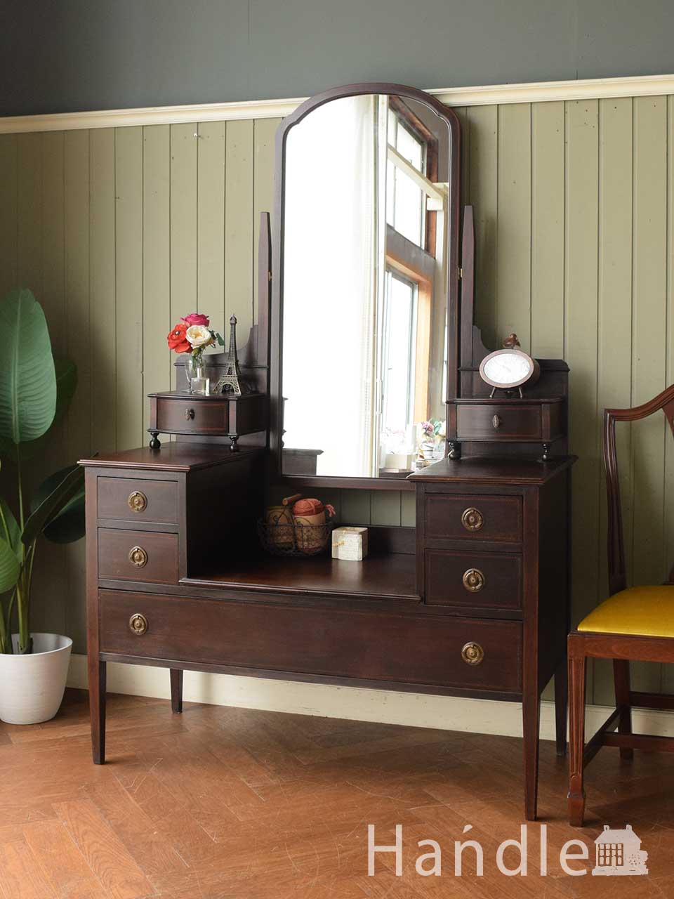 大きなミラーが姿見になるアンティークのドレッサー、イギリスから届い