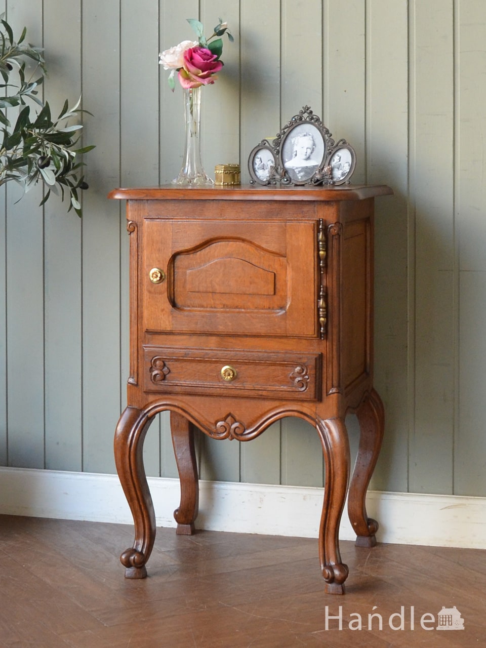 フランスのアンティーク家具、美しい猫脚のナイトテーブル（サイド