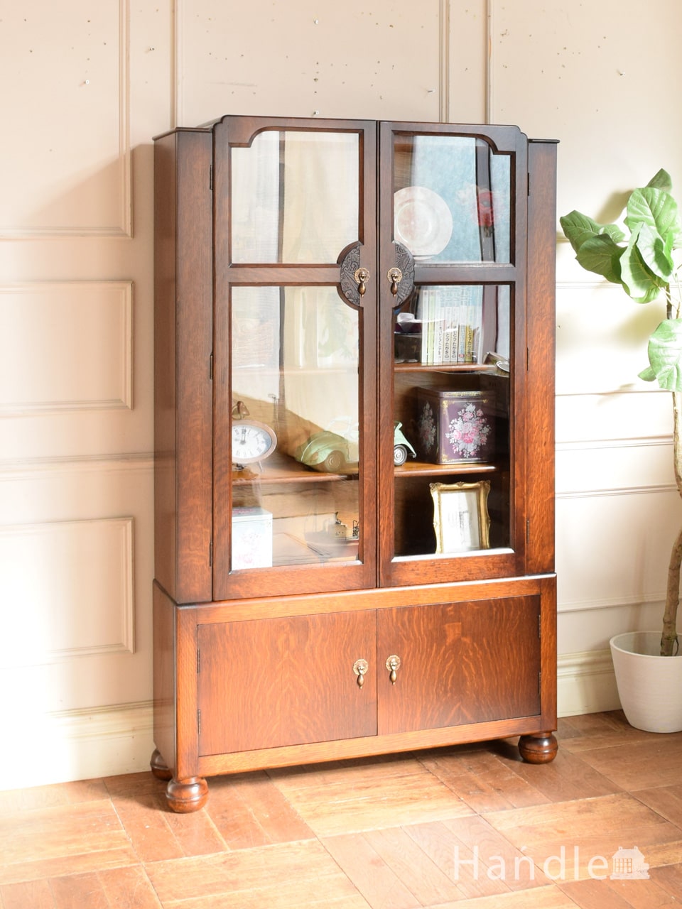 英国アンティークのガラスキャビネット、カップボードになるオーク材の