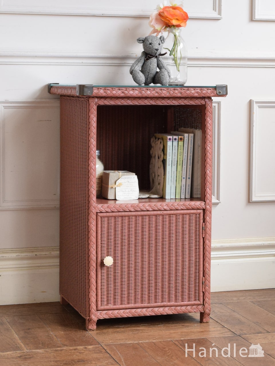 アンティークのおしゃれなサイドキャビネット、ロイドルームのベッド