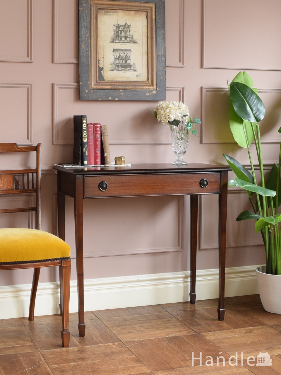 イギリスから届いたマホガニー材のデスク、テーパードレッグが美しい