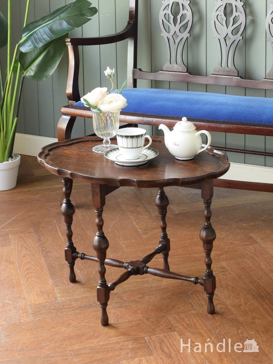 英国アンティークのローテーブル、持ち運び便利なコンパクトサイズの