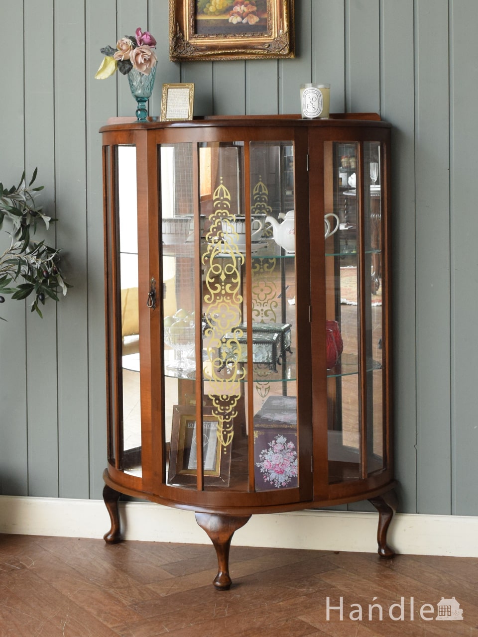 英国アンティークのガラスキャビネット、背板のミラーが輝くショー