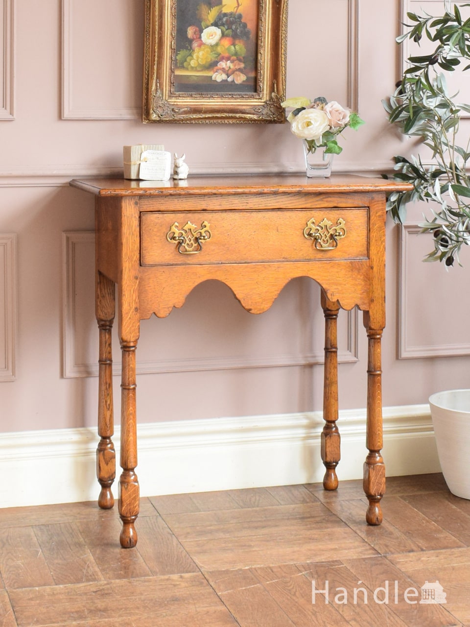 アンティークのコンソールテーブル、デスクとしても使える便利な