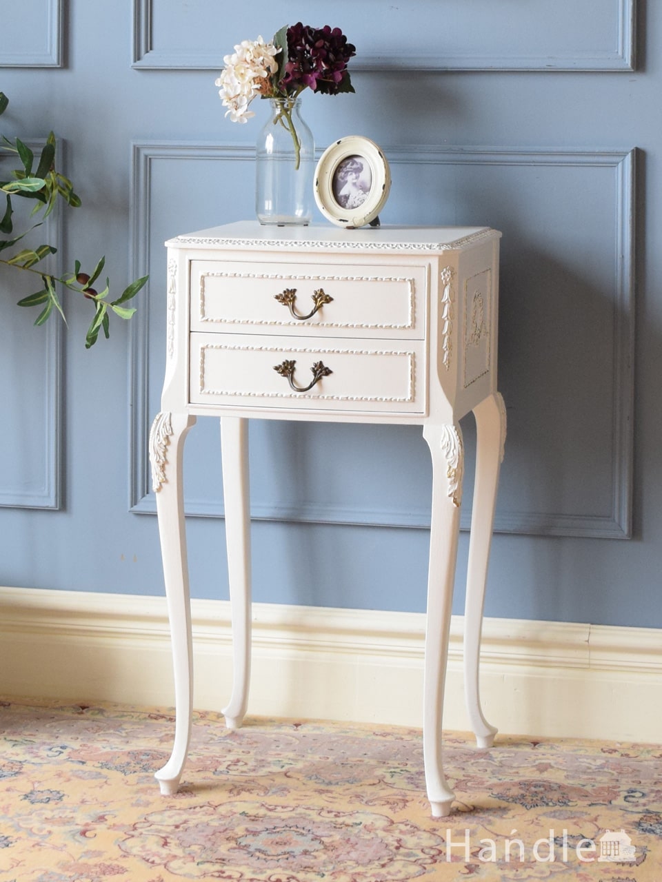 フランスのアンティーク家具、美しい猫脚のナイトテーブル（サイド