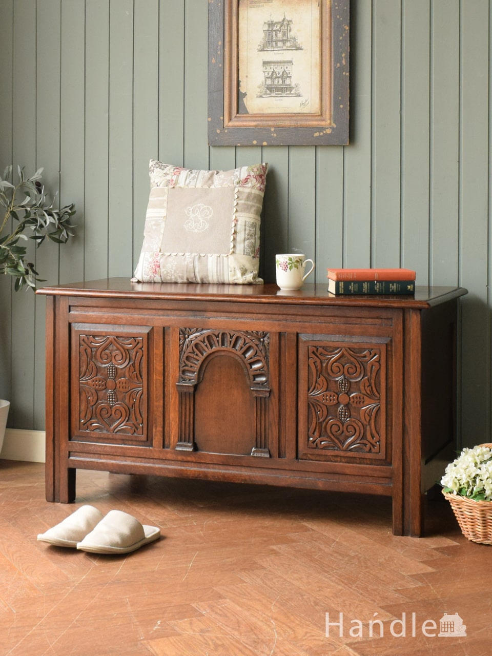 イギリスのアンティーク収納ボックス、彫が美しい小さなブランケット