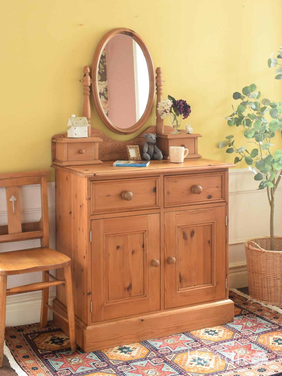 北欧スタイルのおしゃれなビンテージ家具、大きなミラーが付いた