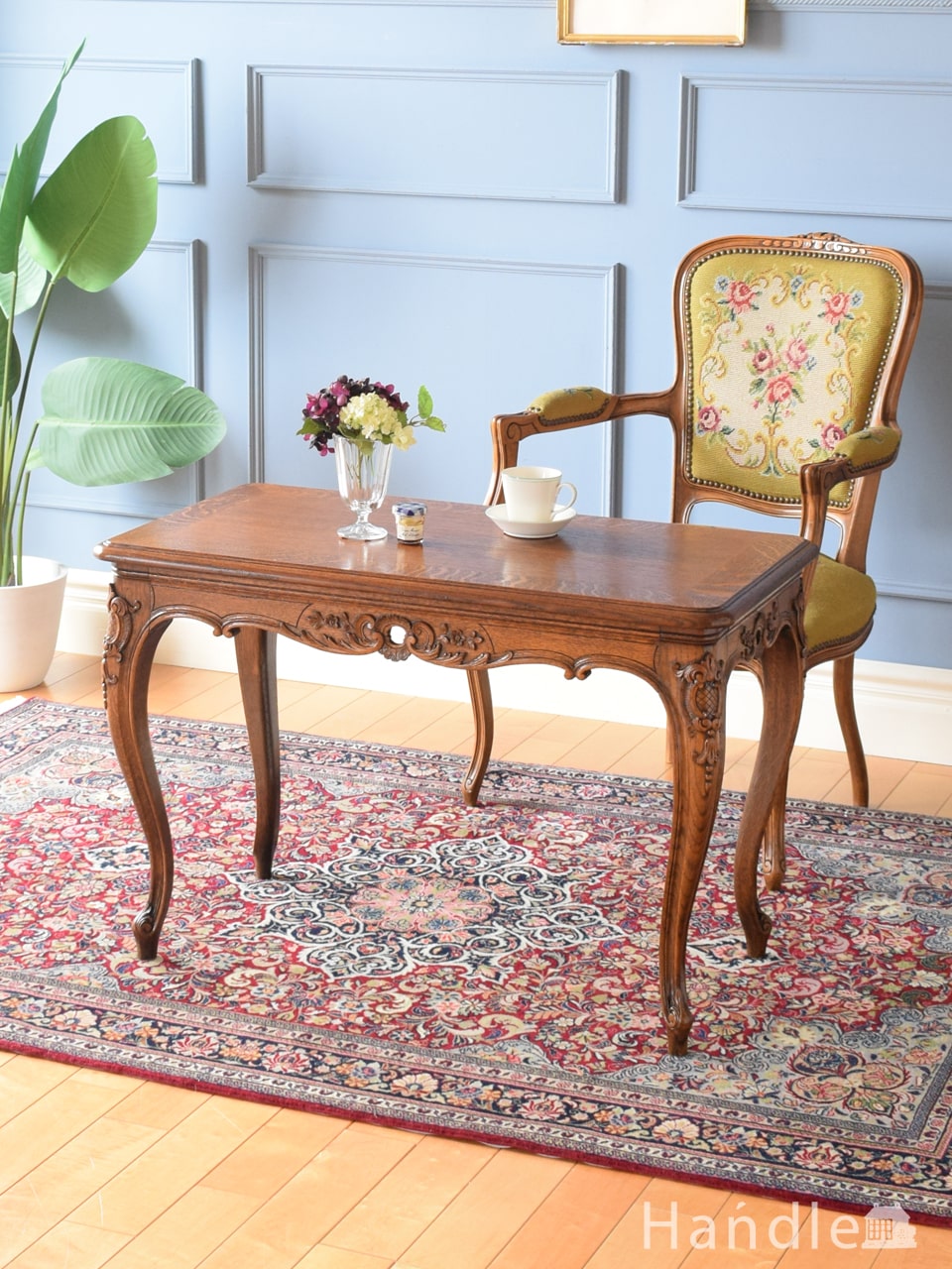 南フランスから届いたエレガントなコーヒーテーブル、優雅な猫脚と彫が