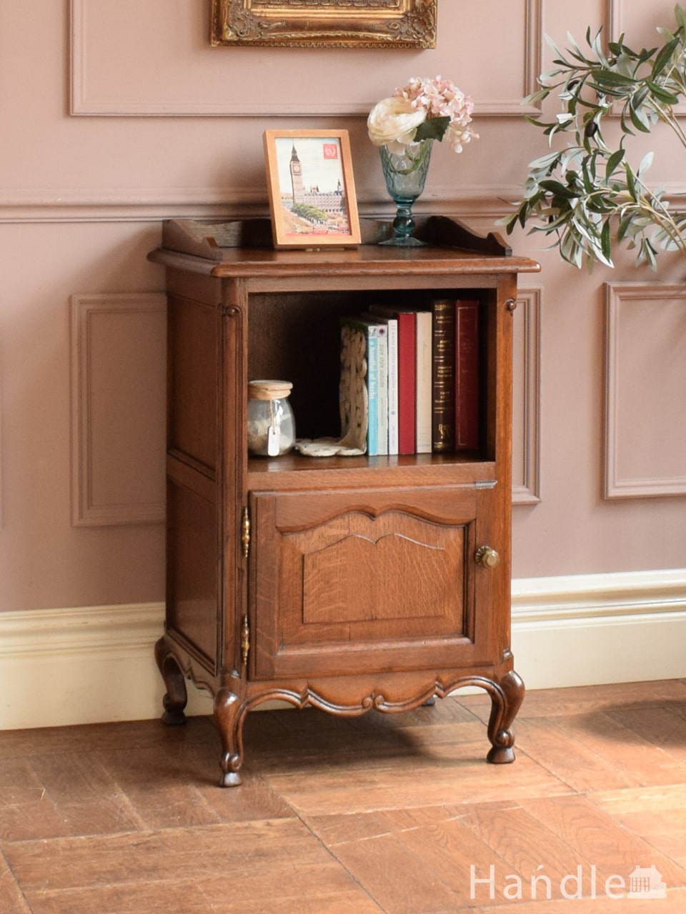 フランスから届いた美しいベッドサイドチェスト、カブリオールレッグが