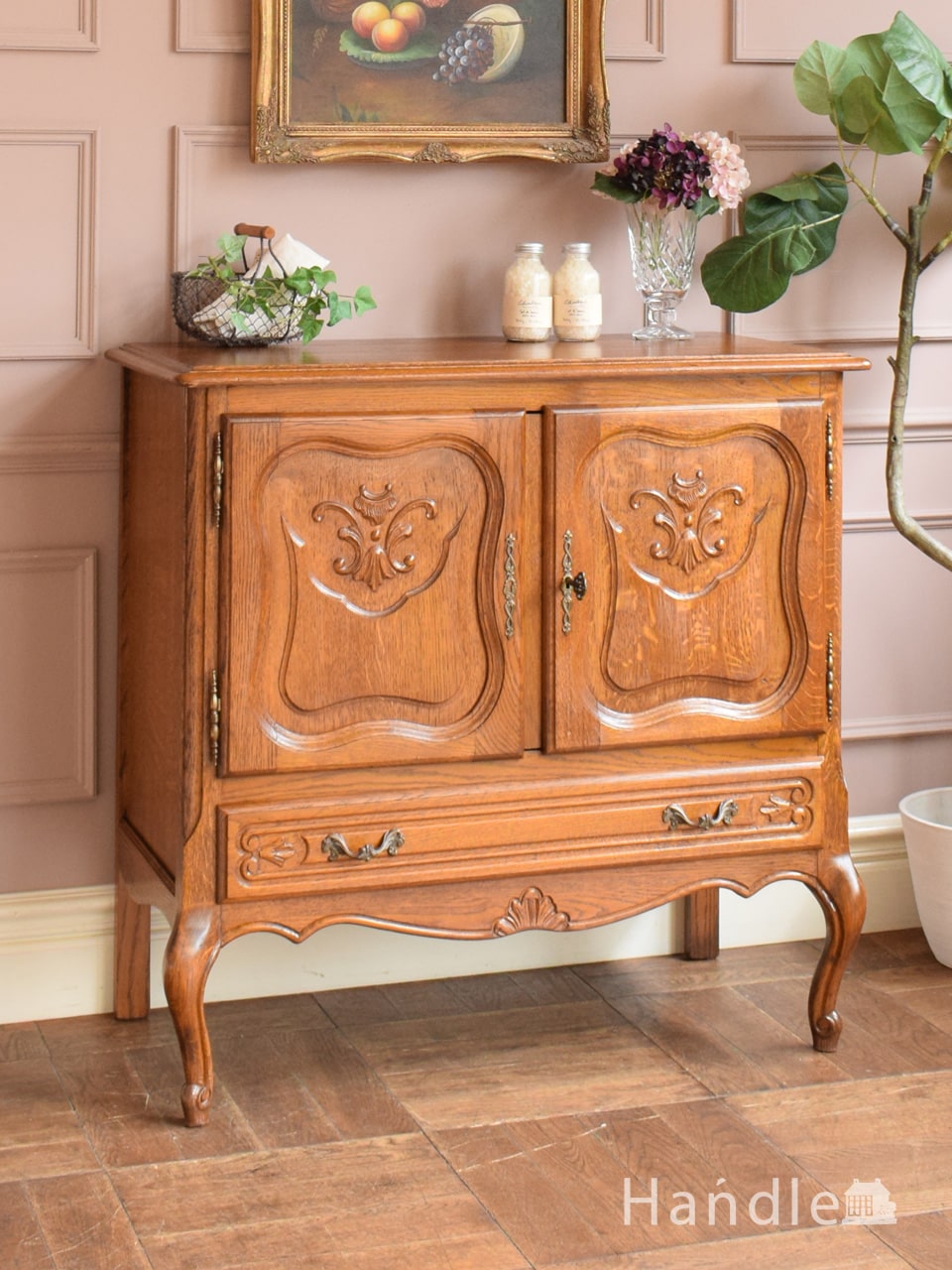 フランスから届いたアンティークのキャビネット、彫が美しい猫脚の