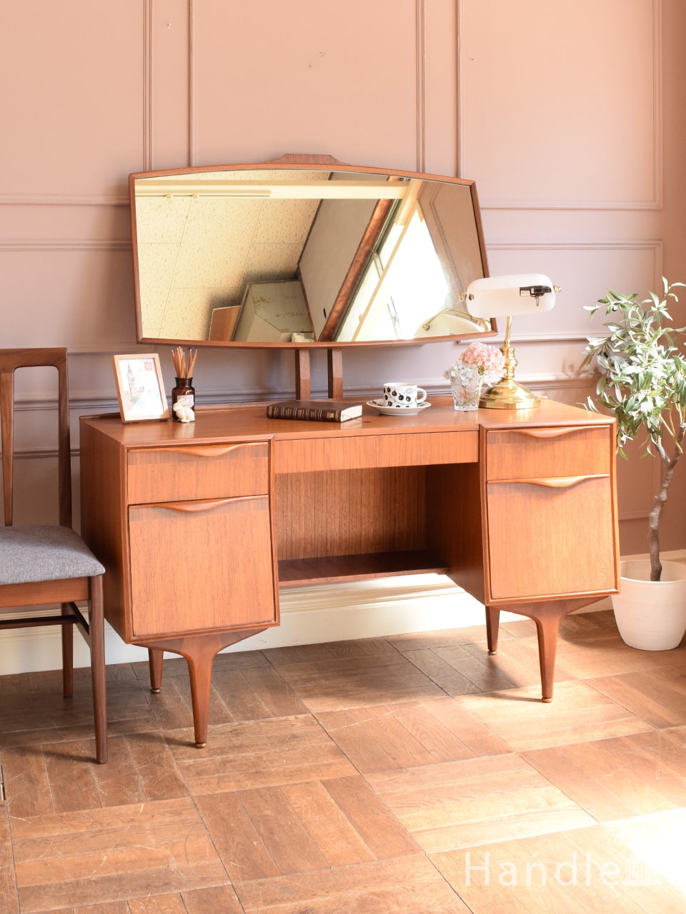 アンティークのフレンチインテリア、ホワイト色のドレッサー（三面鏡