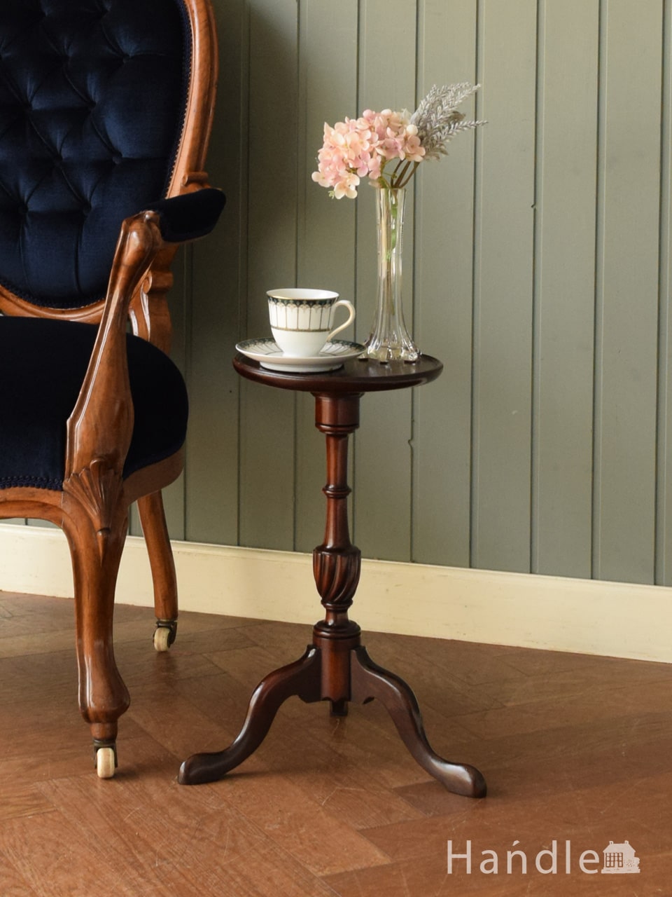 英国アンティーク家具、オーバル型の天板が美しいコーヒーテーブル(k