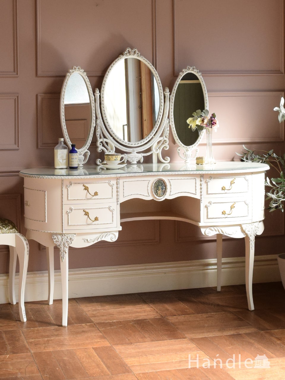 お姫様気分が楽しめる白いアンティークのドレッサー、フランスから届い