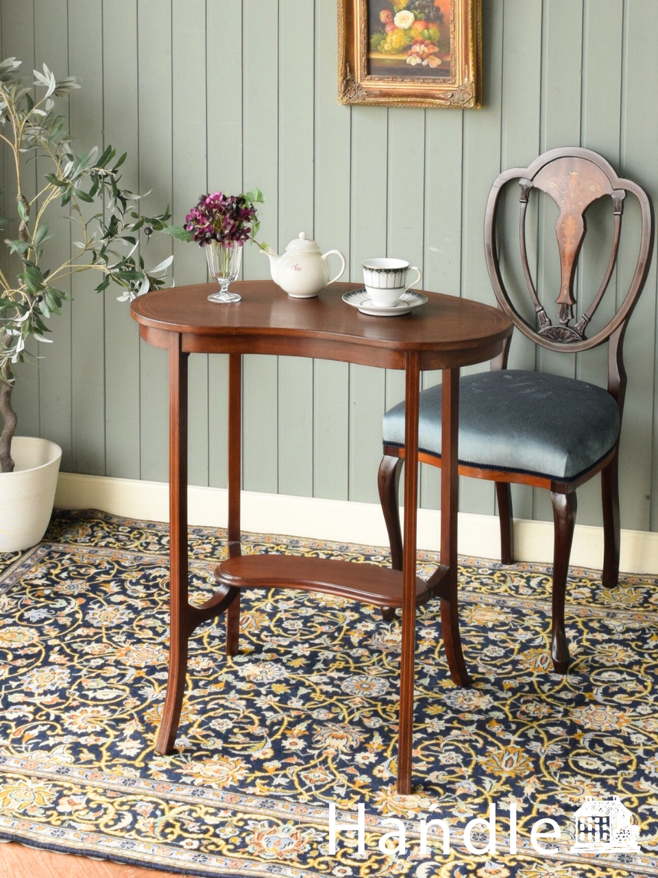 英国で見つけたアンティークのテーブル、天板の彫が華やかなホール