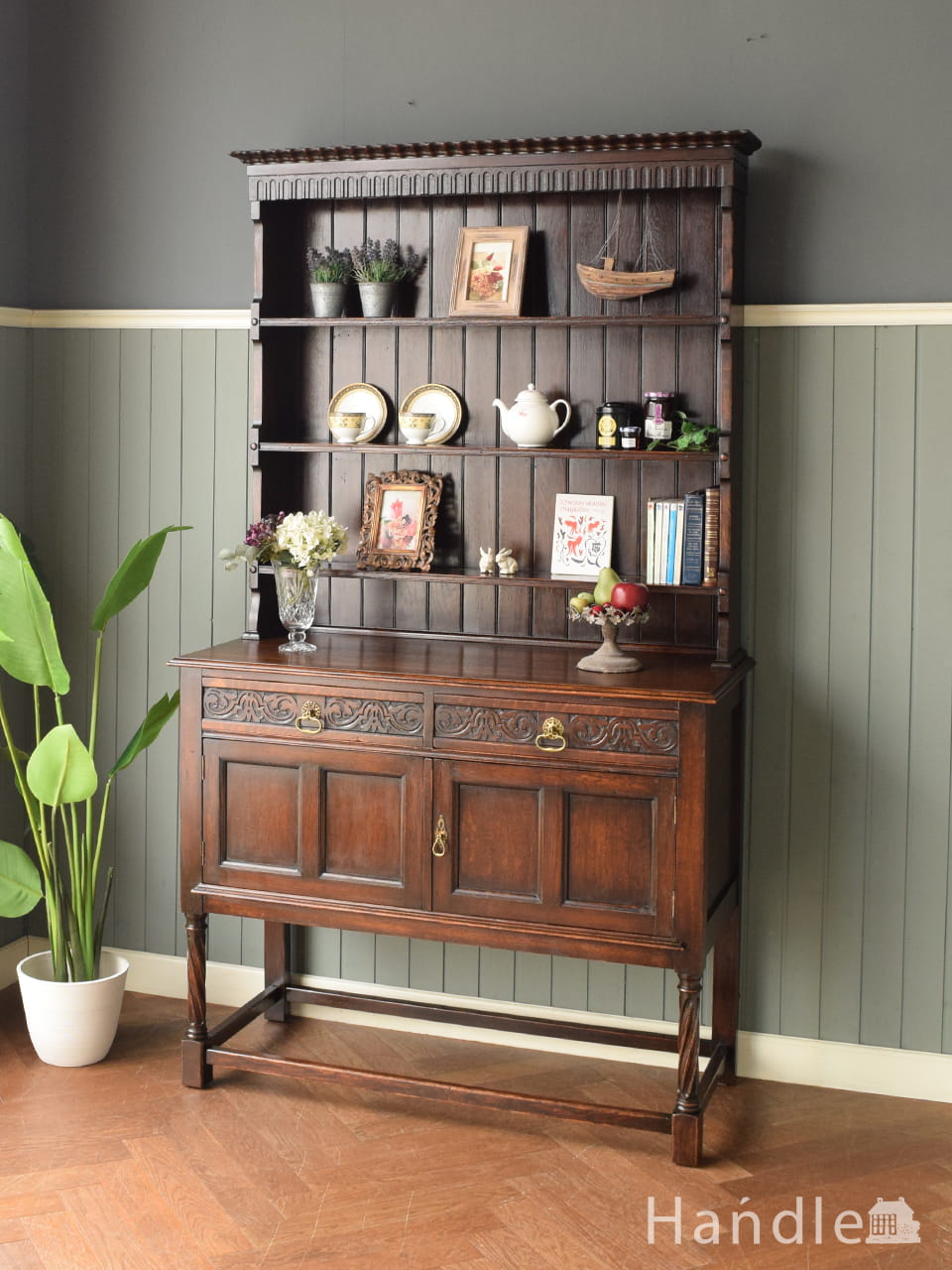 英国らしいアンティーク家具、コーナーの置けるカップボード