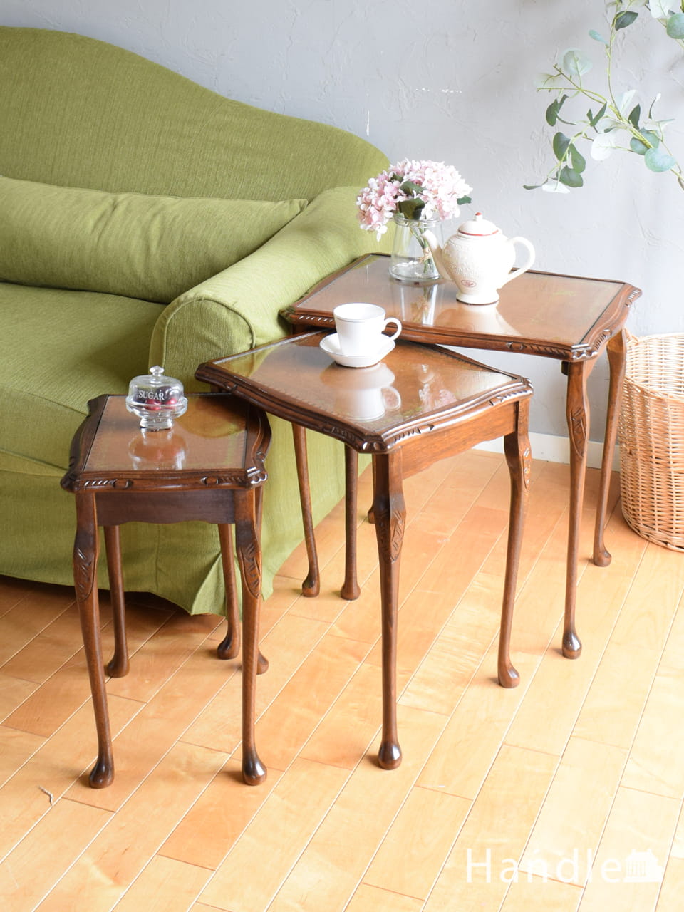 英国アンティークのおしゃれなテーブル、ツイスト足が美しい3台セット