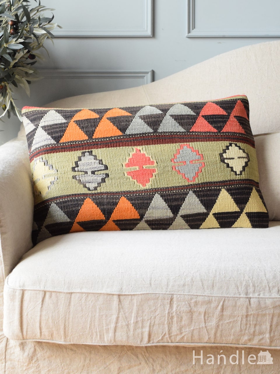 フェター（つなぎ輪）モチーフのおしゃれなクッション、オールドキリム