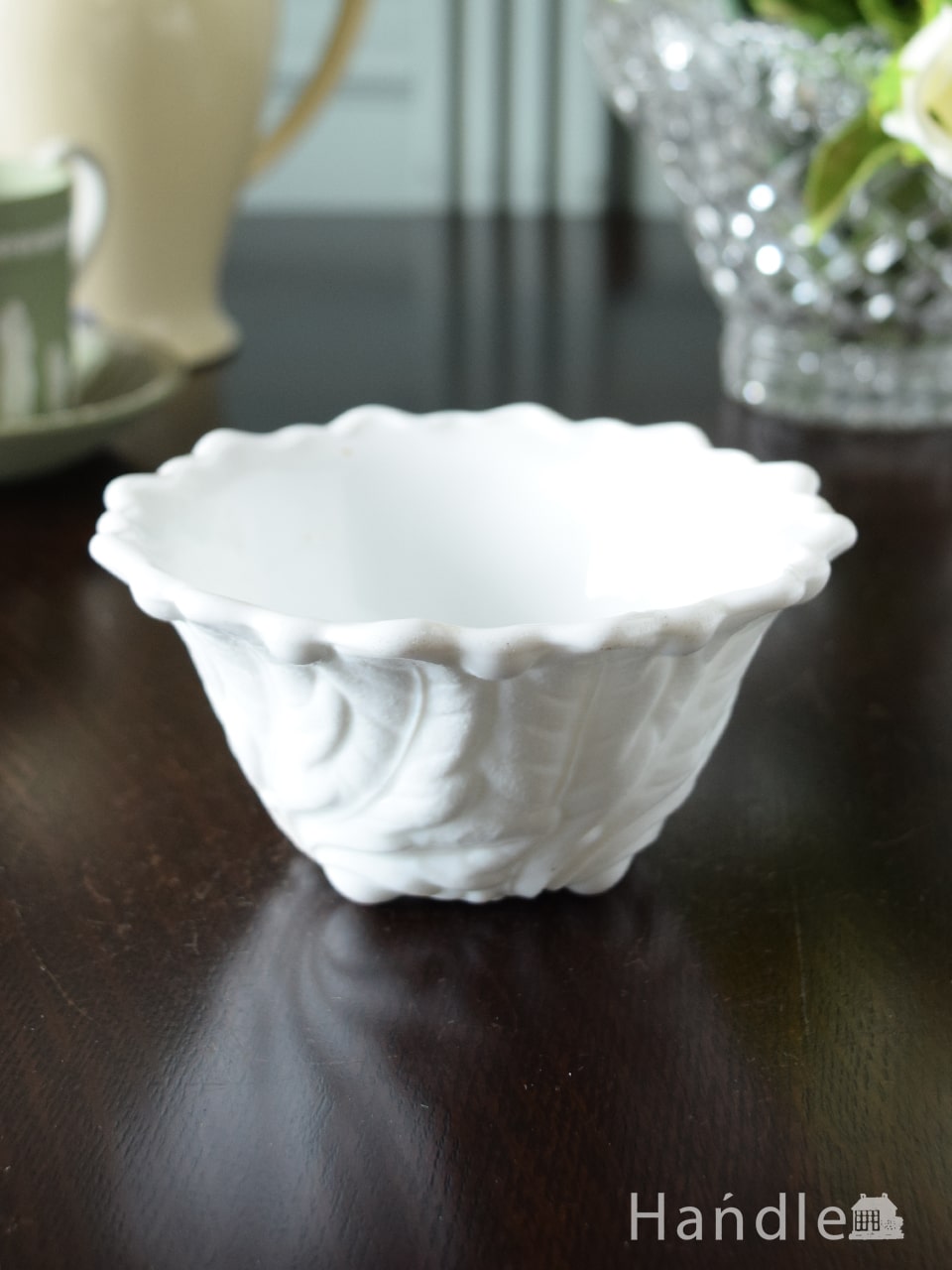 アンティークのミルクガラスの食器、型押しの模様が美しい白いガラスの