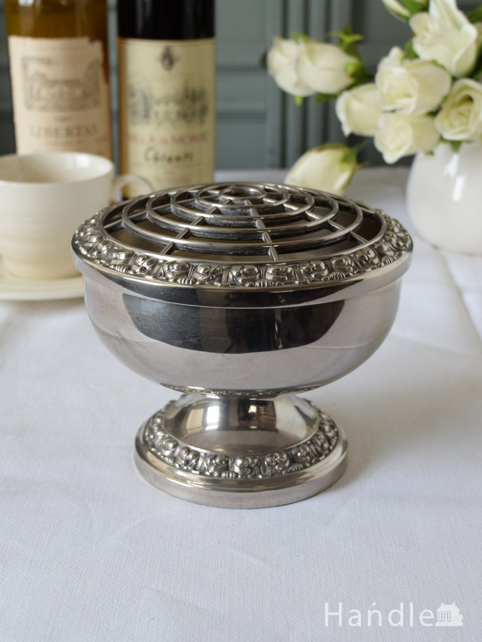 イギリスのおしゃれな銀の花器、シルバープレートの花留めが付いた